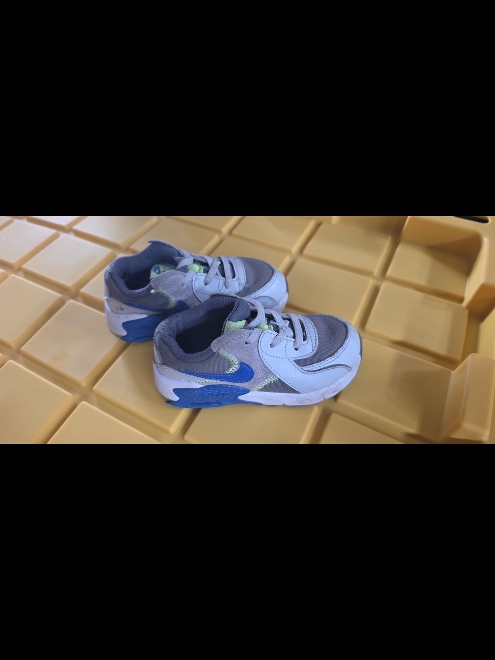 Nike Kids Low-Top Sneakers in White, Gray & Blue